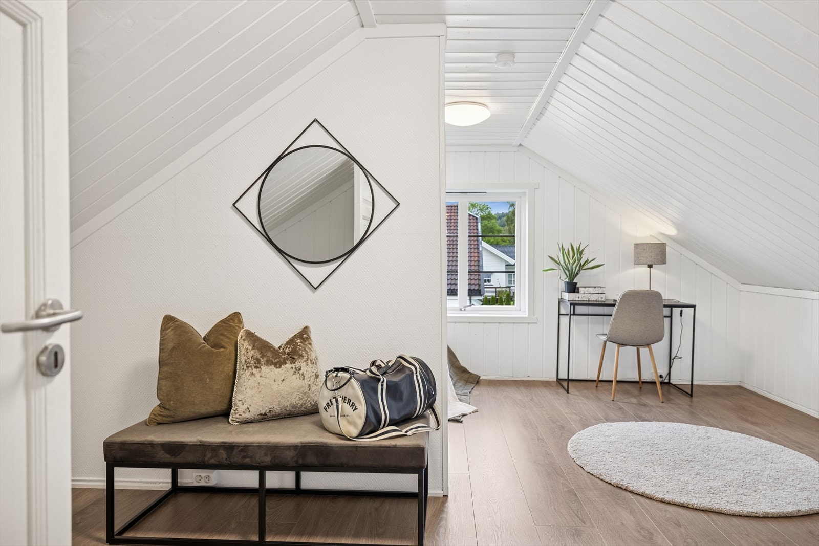 Andre etasje byr på en hyggelig TV-stue og et soverom med sjarmerende skråtak. Galleribilde