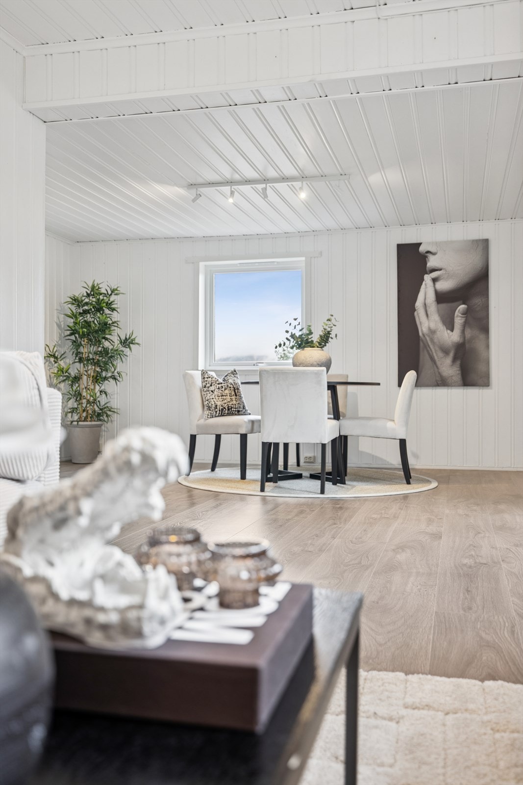 Spisestuedelen har en fin plassering med utsikt mot nærområdet. Galleribilde