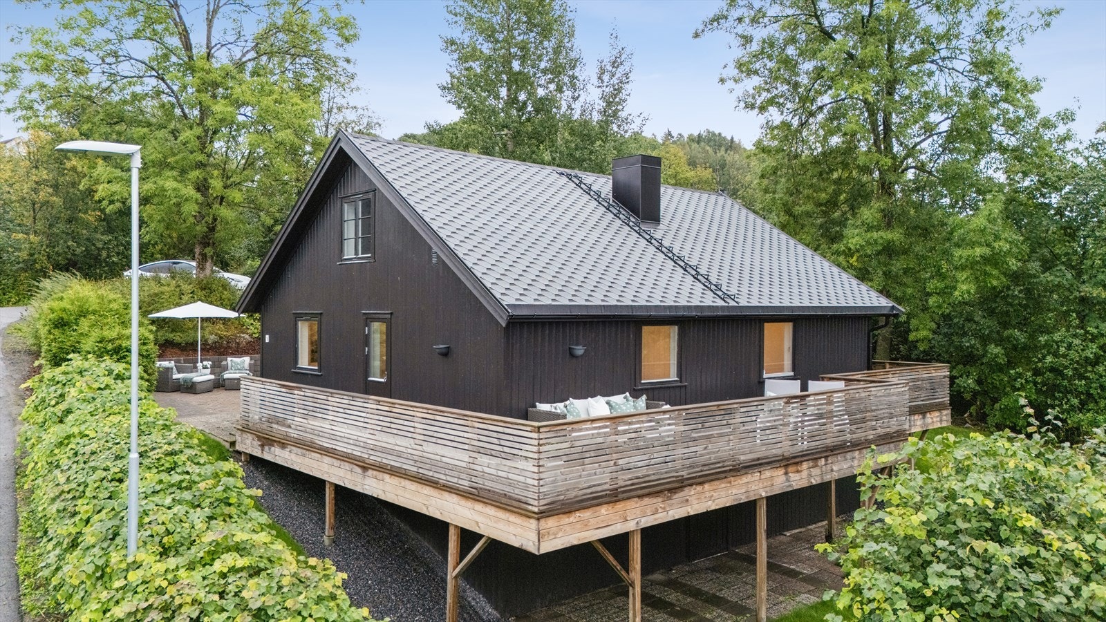 Boligen har en stor terrasse på ca. 36m² bygget i 2022. Galleribilde