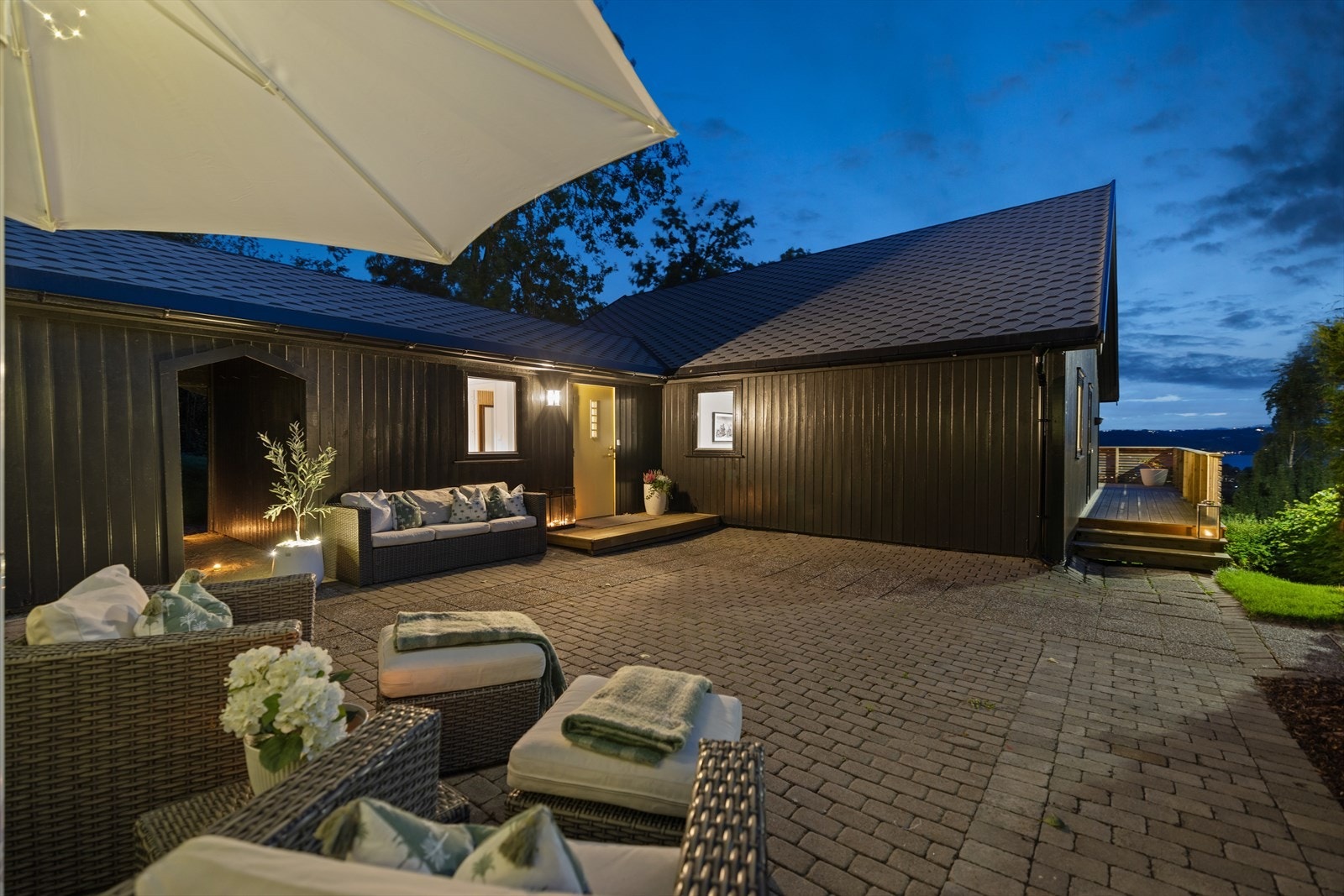 Stemningsfull og innbydende uteplass, perfekt for hyggelige kvelder. Galleribilde