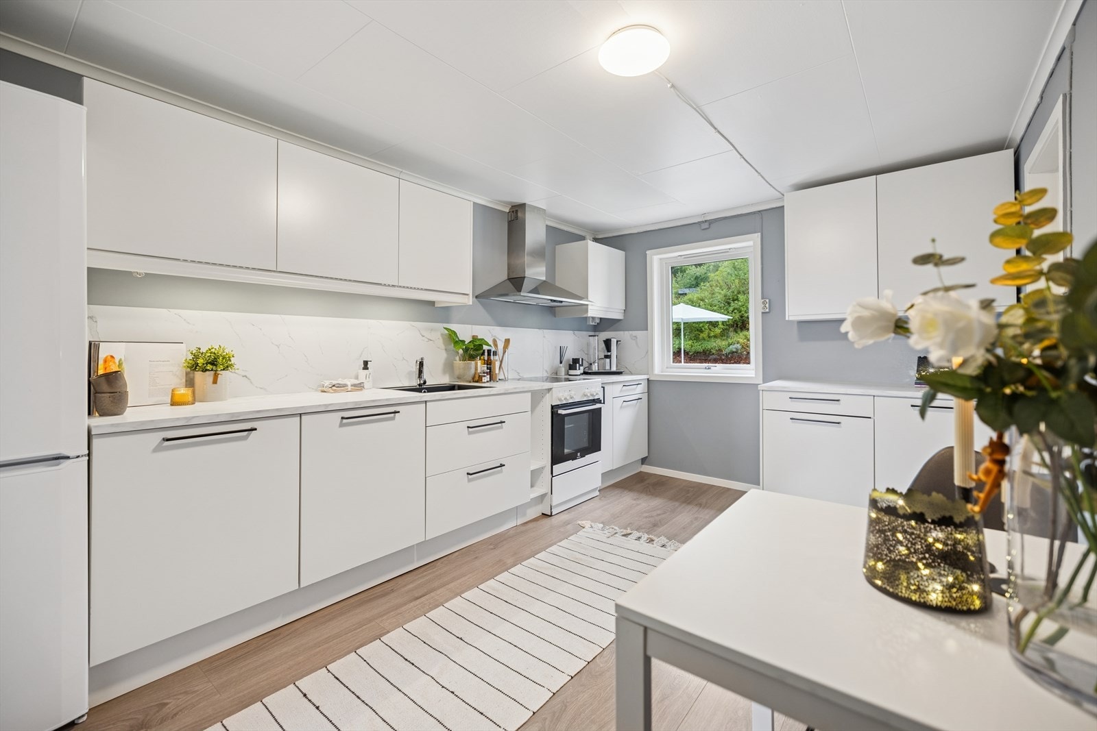 Et pent og oppgradert kjøkken med bra med skap- og benkeplass! Galleribilde