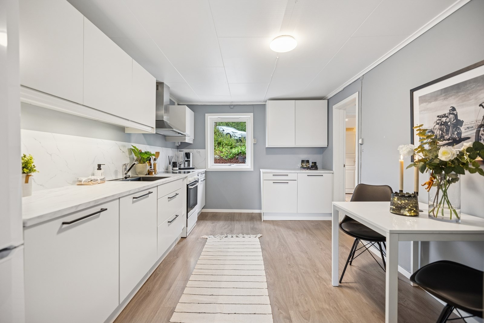 Kjøkkenet har god plass til en hyggelig spiseplass for hverdagsmåltidene. Galleribilde