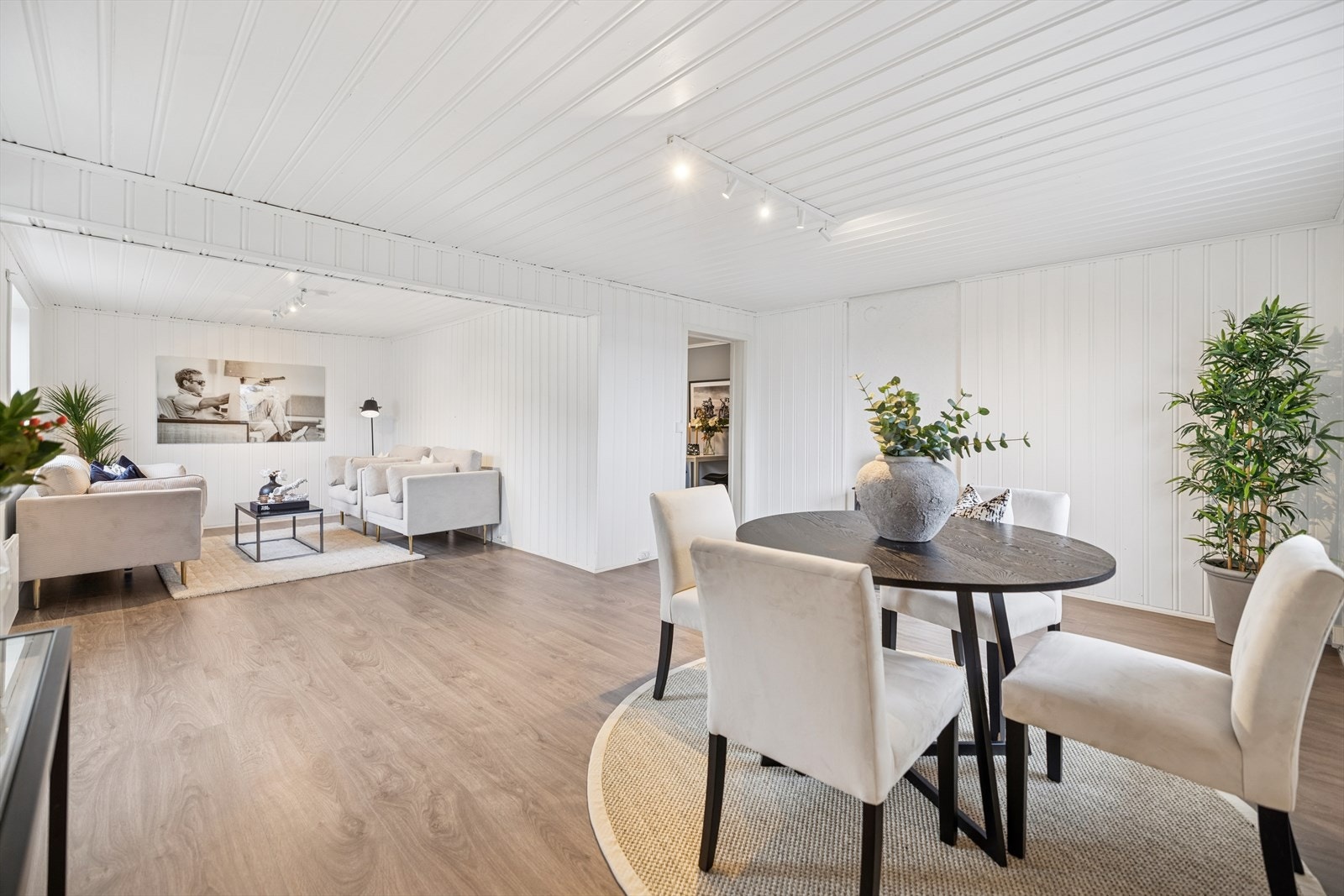 God plass til en sosial spiseplass i tilknytning til stuen. Galleribilde