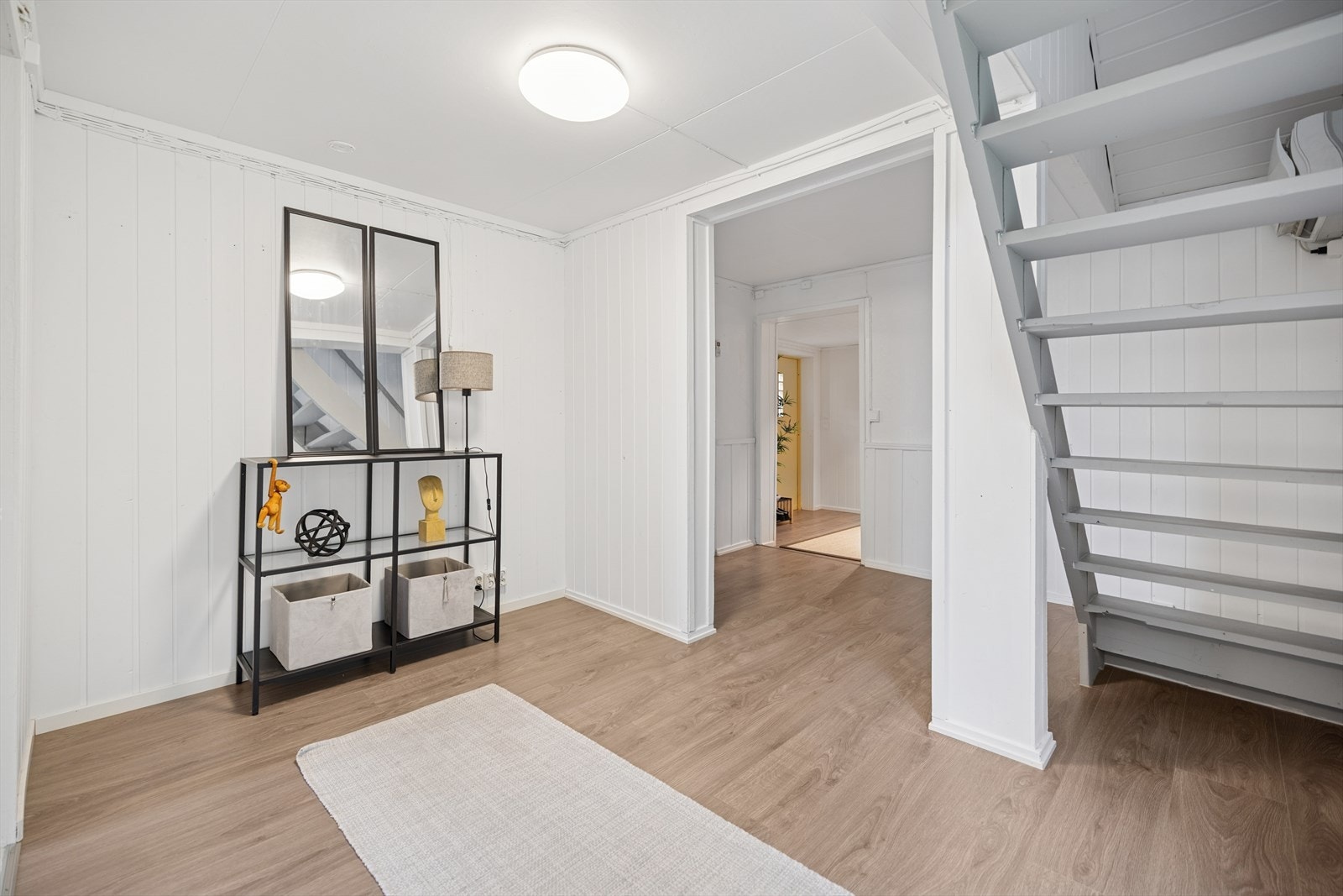 Romslig gang med fin mulighet til å lage gode garderobeløsninger Galleribilde