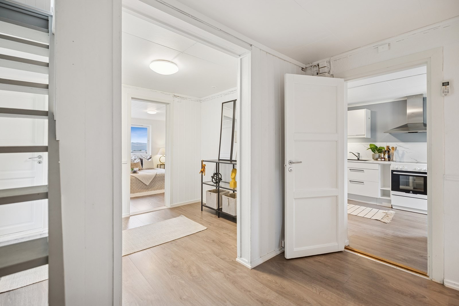 Praktisk planløsning i første etasje med kort vei mellom rommene. Galleribilde