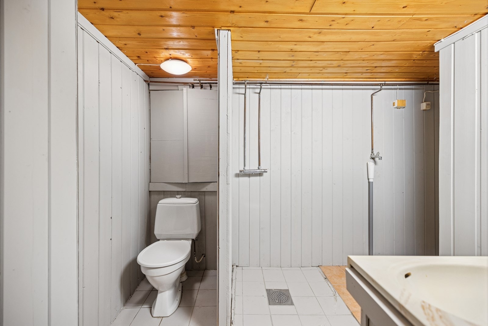 I kjeller er det et praktisk toalettrom med WC, servant og opplegg for vaskemaskin. Det er utvendig adkomst til kjeller. Galleribilde