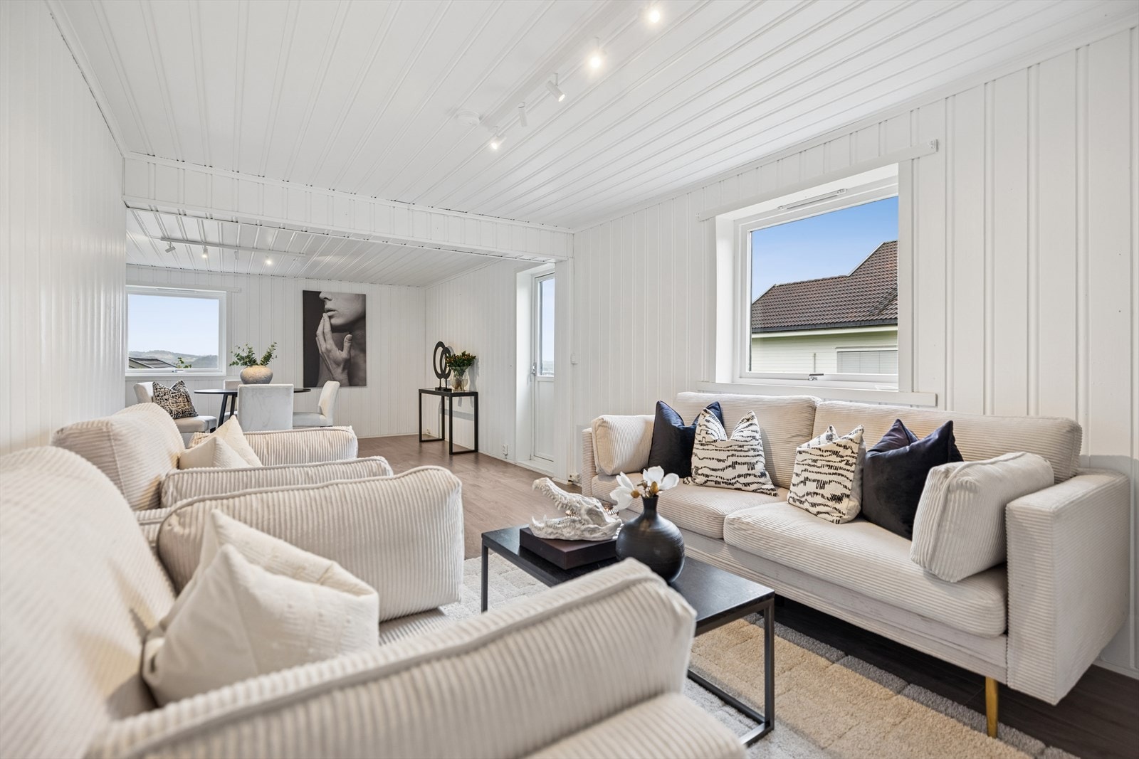 Romslig stue med plass til en stor sofagruppe for hele familien. Galleribilde