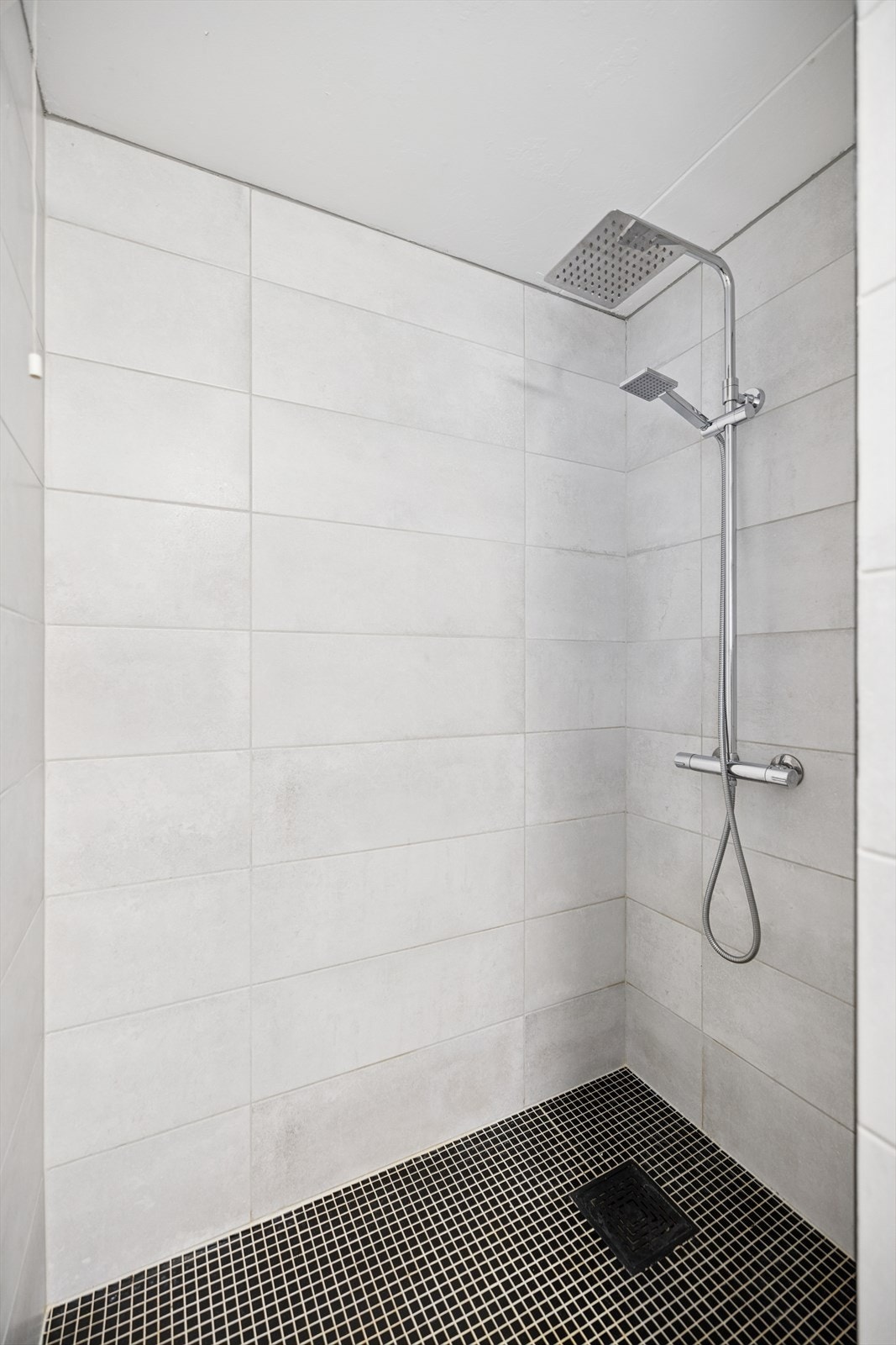 Flislagt dusjsone med nedsenket gulv og en behagelig regnfallsdusj. Galleribilde