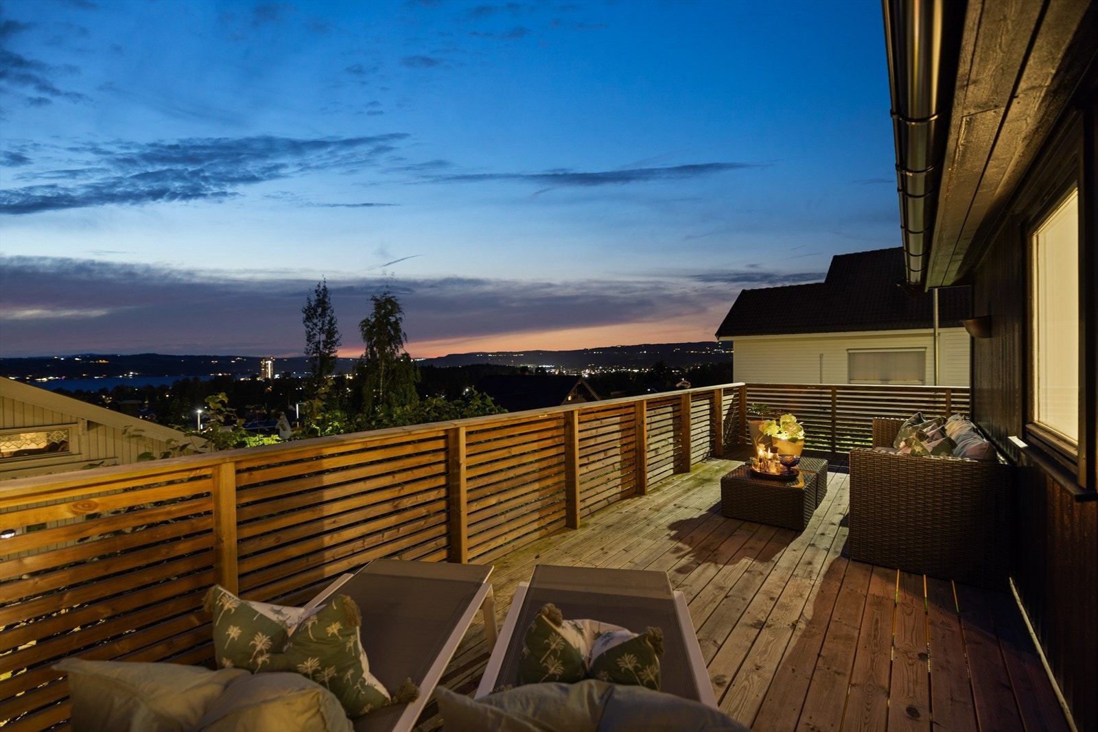 Nyt magiske solnedganger og utsikten over Brumunddal fra terrassen. Galleribilde