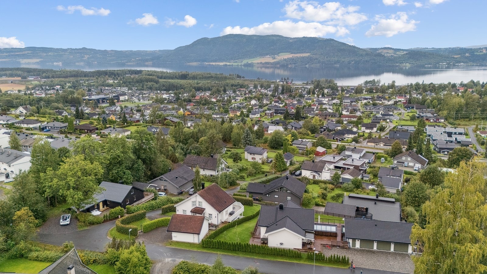 Beliggende i et etablert og rolig nabolag med kort vei til byens fasiliteter. Galleribilde