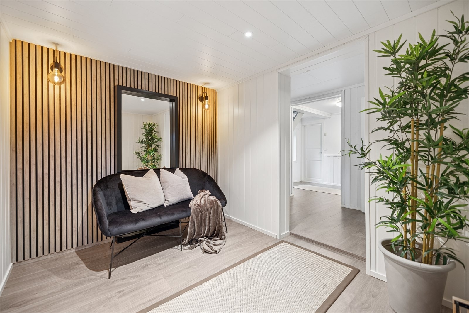 Lys og innbydende entré med downlights i taket som gir god og jevn belysning. Galleribilde