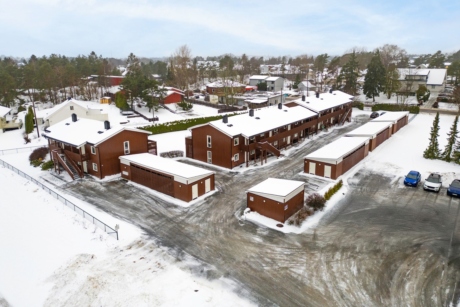 Dagligvare, apotek, legesenter og busstopp som nærmeste nabo - enklere kan det ikke bli. Galleribilde