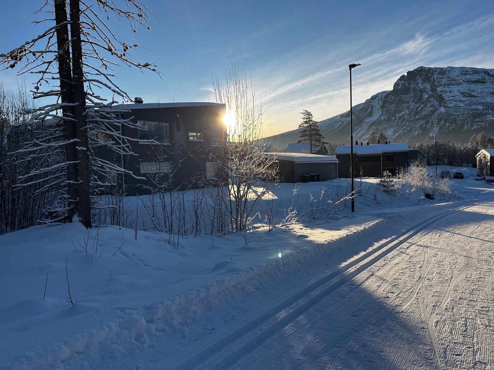 Huset sett fra skiløypa som passerer tomta. Langrenn ski-in/ski-out! Galleribilde