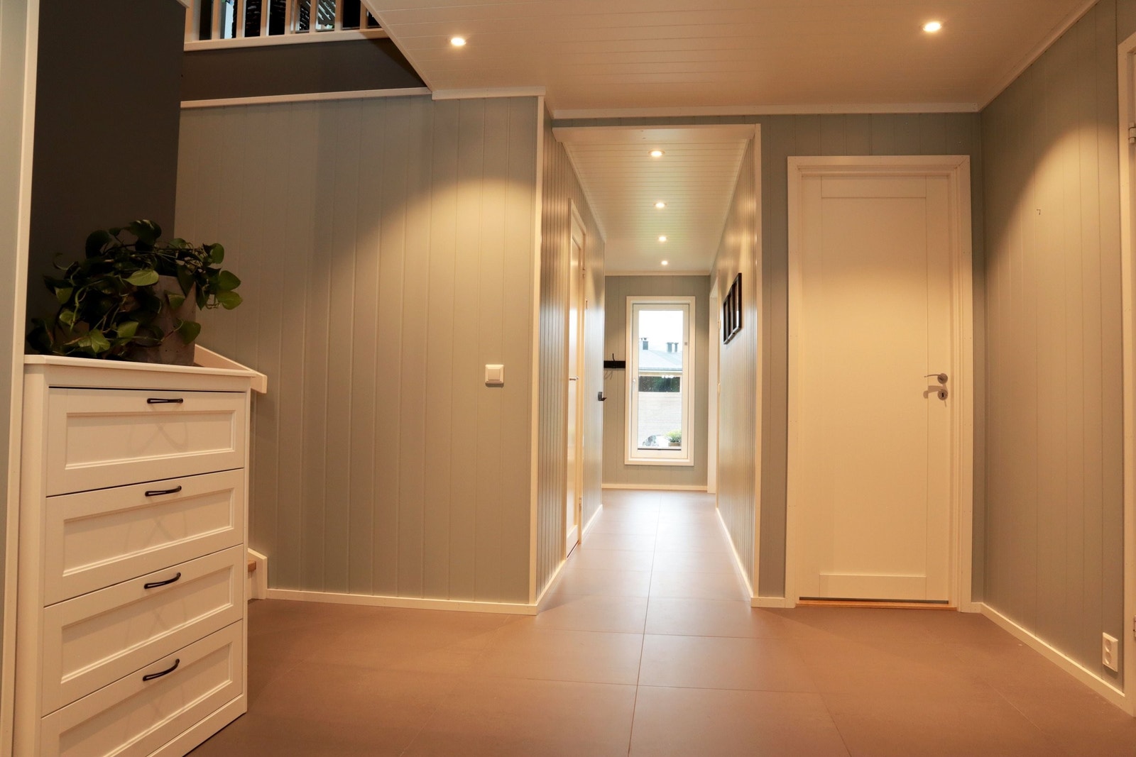 Lys og tiltalende gang med varmekabler. Galleribilde