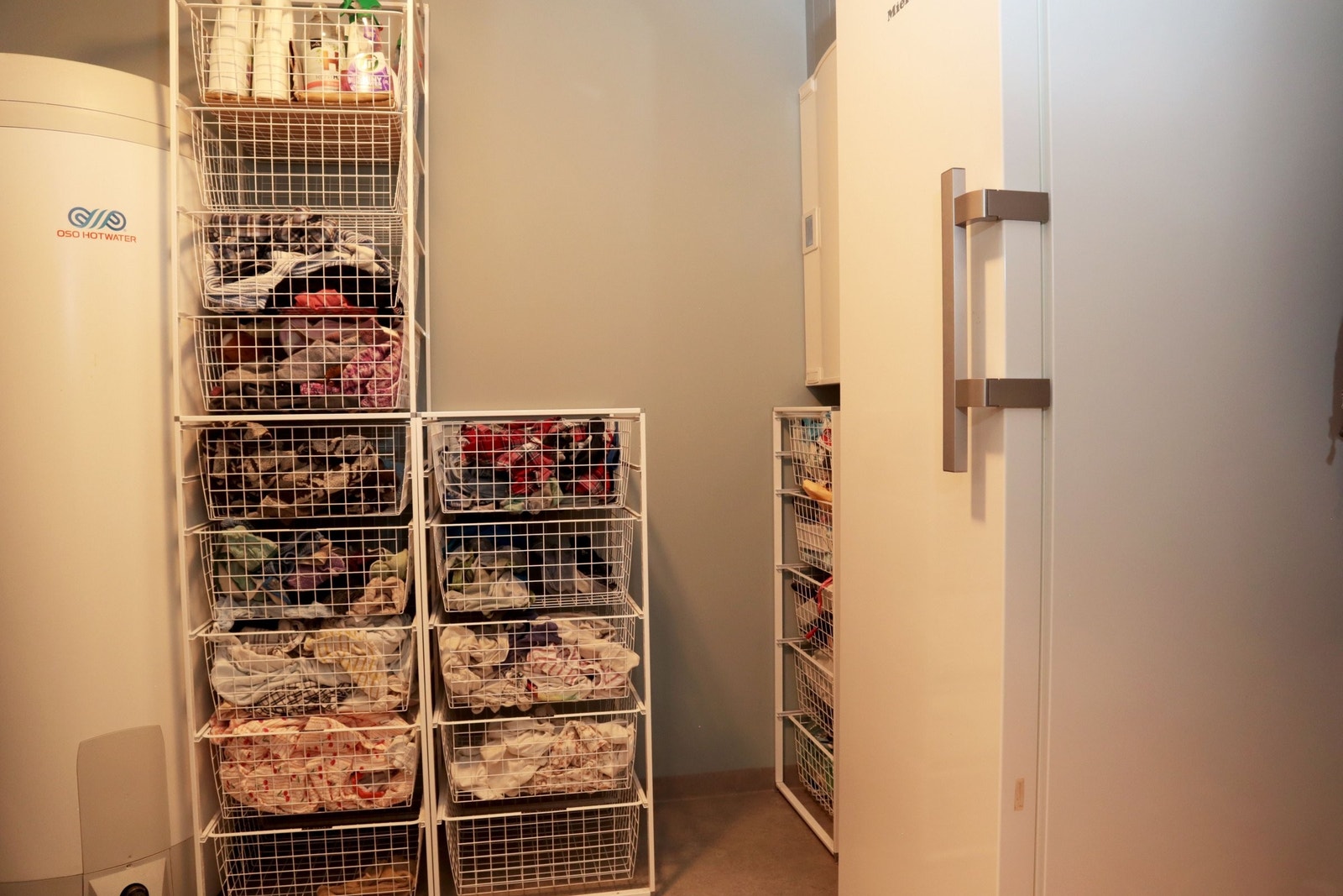 Praktisk vaskerom/teknisk rom - med plass til både klesvask og fryser. Galleribilde