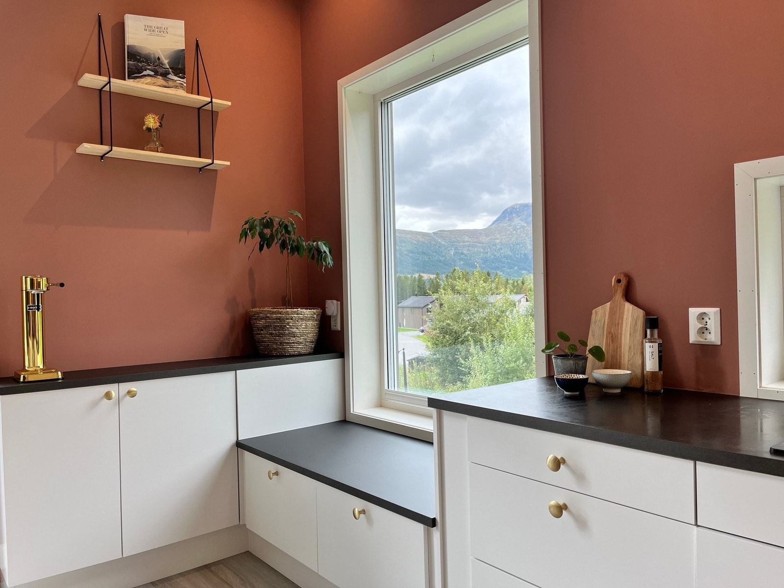 Plassbygd sittebenk med nydelig utsikt mot vest/kveldssola/skiløypa. Galleribilde