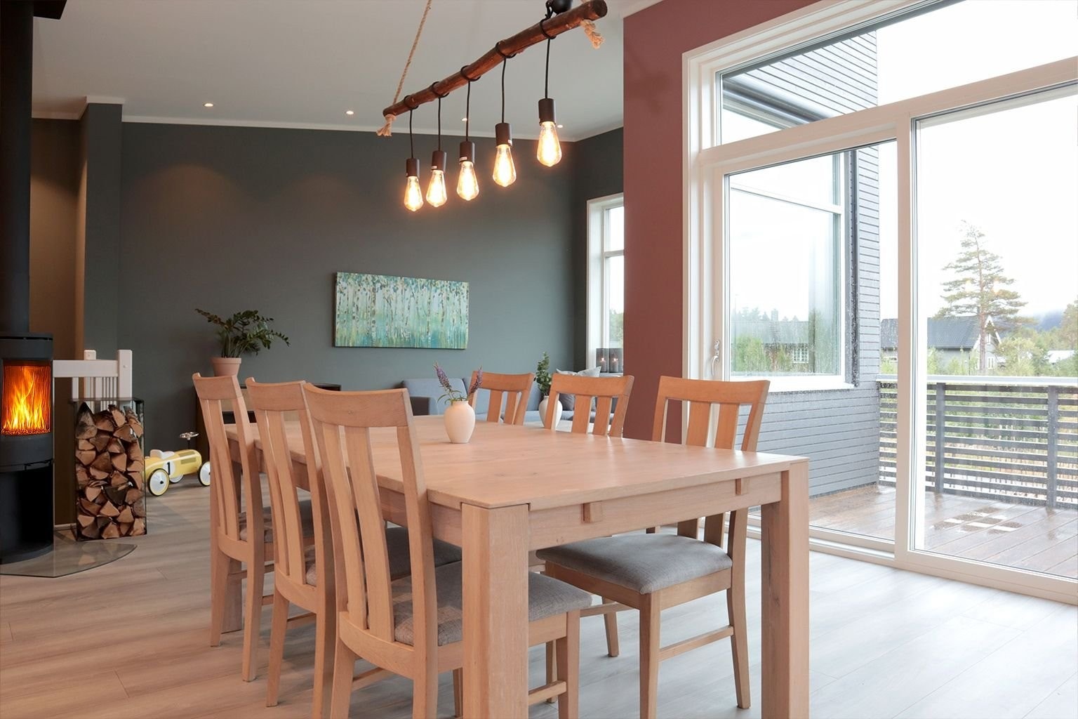 Kjøkkenet innbyr til kvalitetstid rundt spisebordet. Galleribilde