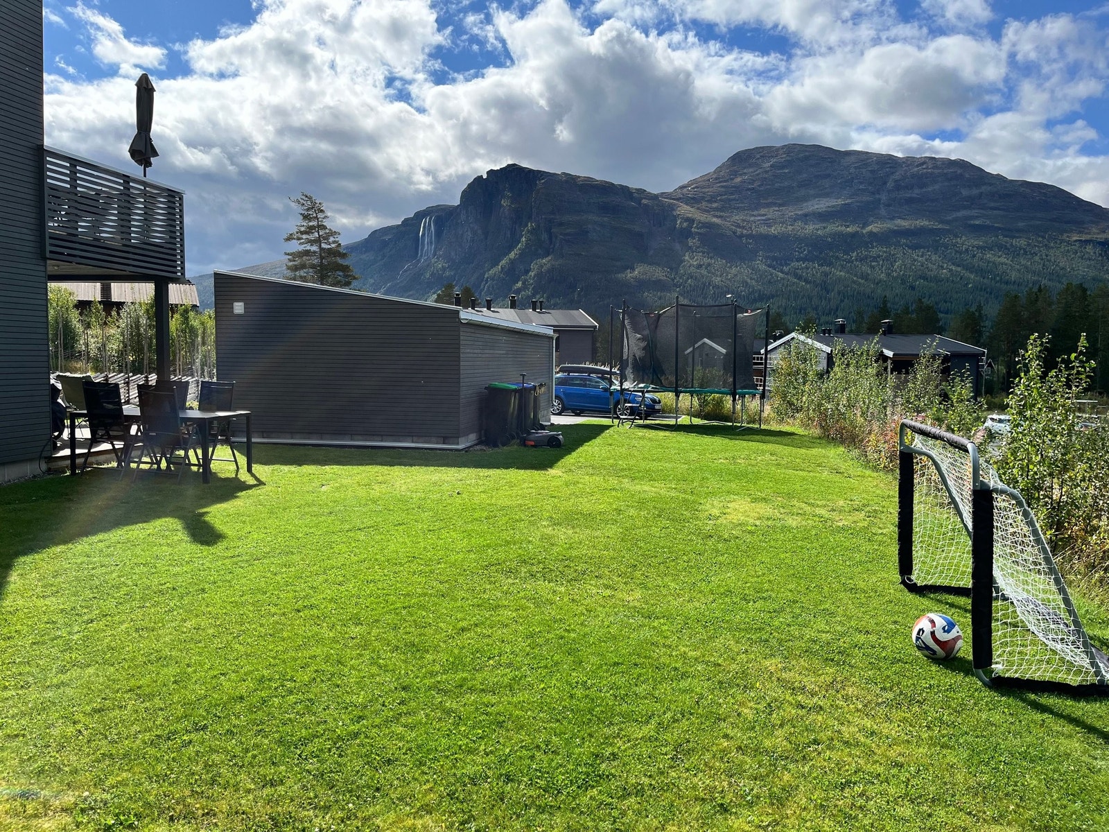 God plass på gressplenen. Grense mot friområde og grusvei/langrennsløype. Galleribilde