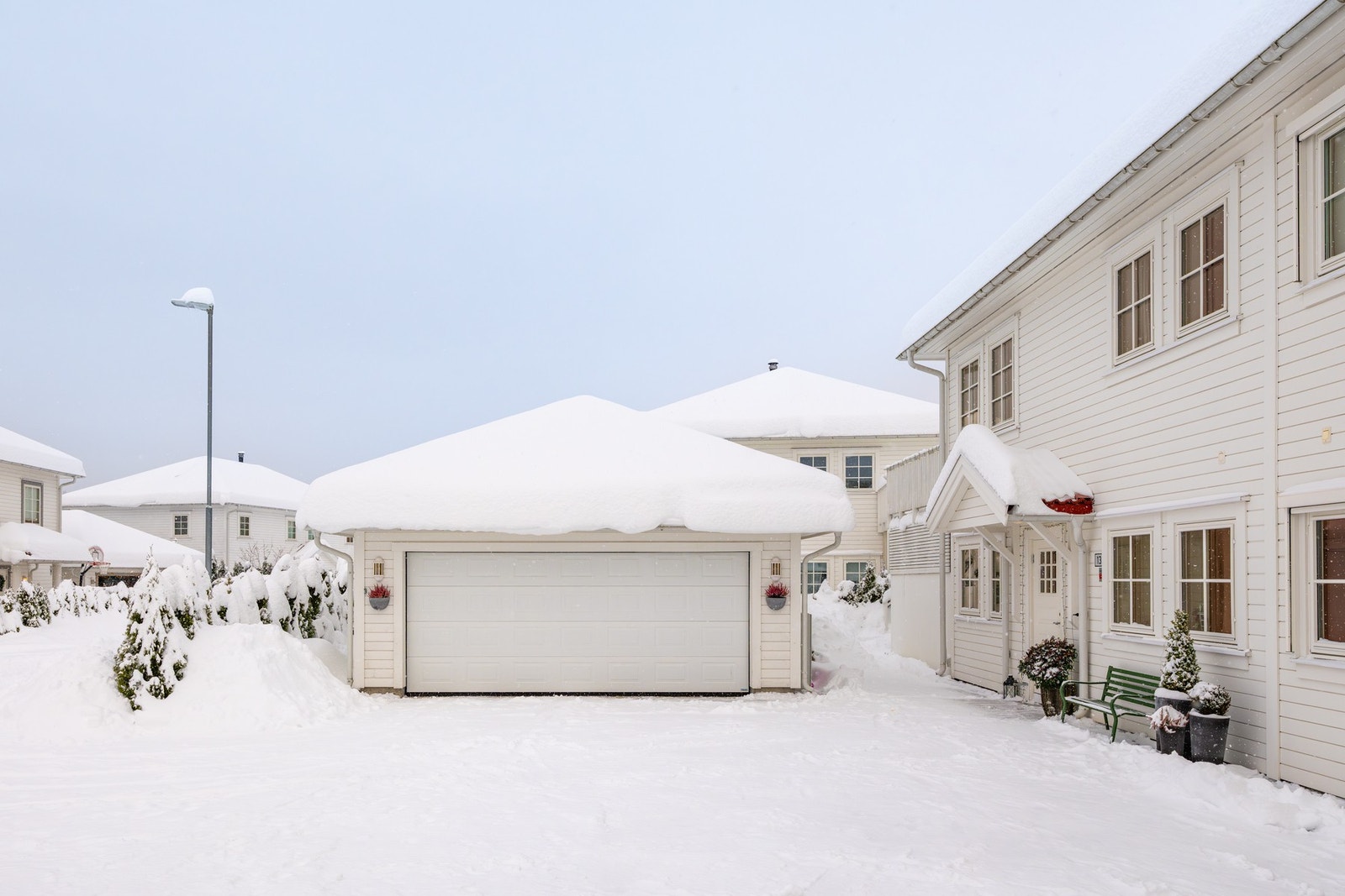 Det tilhører en dobbel garasje med lader for elbil. Godt med lagringsplass i bakenforliggende bod og på loft i garasjen. Galleribilde