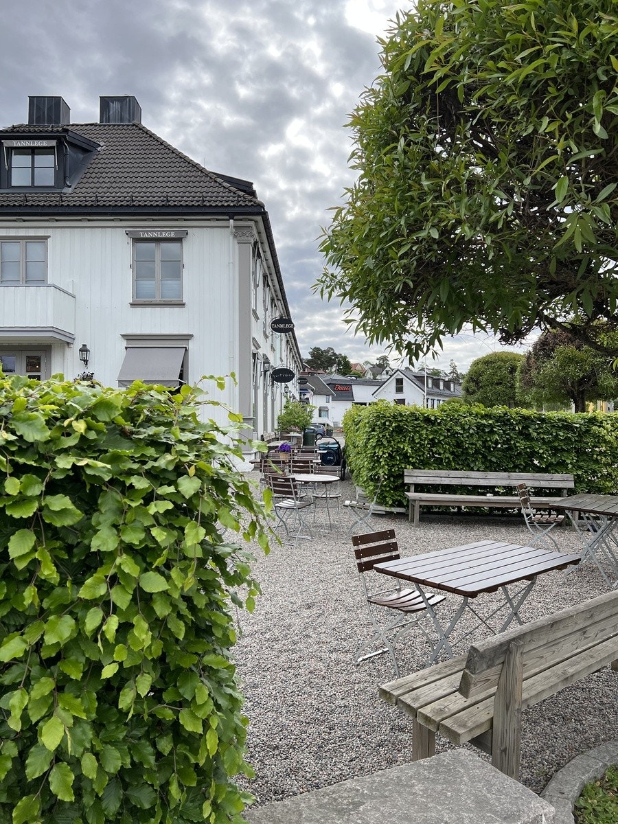 Nærområdet: 5 min. å gå til Holtet med godt servicetilbud, blant annet Åpent bakeri/Lofthus samvirkelag pizza, Mester Grønn, Kaffebrenneriet, Jernia, Skalldyrekspressen. Galleribilde