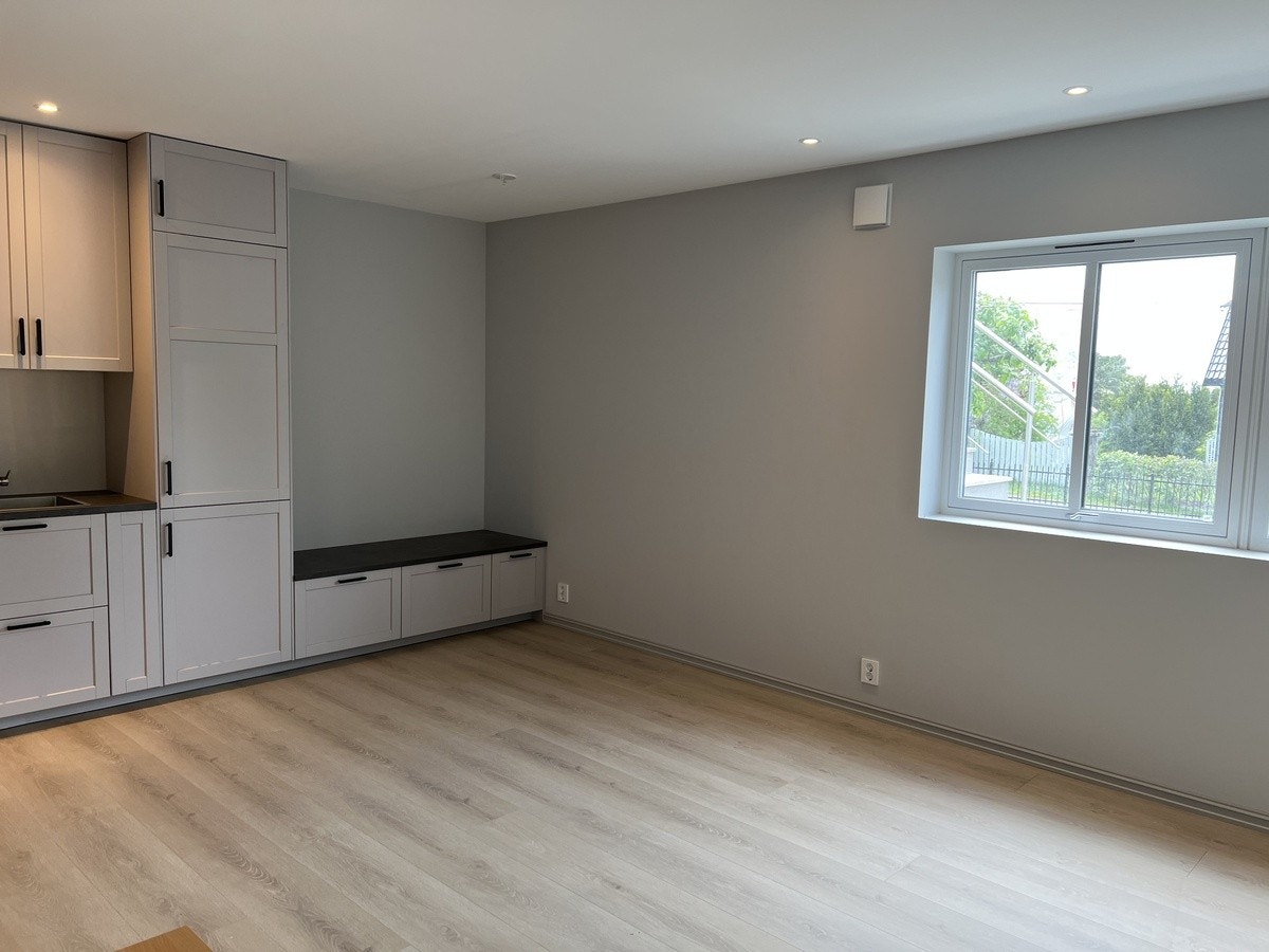 I enden av kjøkkeninnredningen er det plass for spiseplass, med sittebenk som en forlengelse av kjøkkeninnredningen. Dette gir også ekstra lagringsplass. Galleribilde