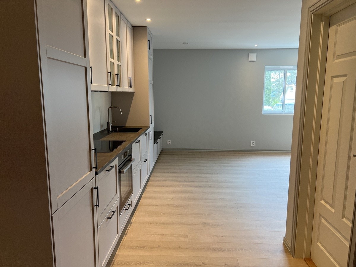 Fra en romslig gang, kommer du inn til åpen kjøkken-/stueløsning på ca 27 m2. Galleribilde