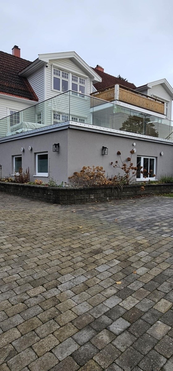 Store vinduer - Leiligheten sett utenfra. Galleribilde