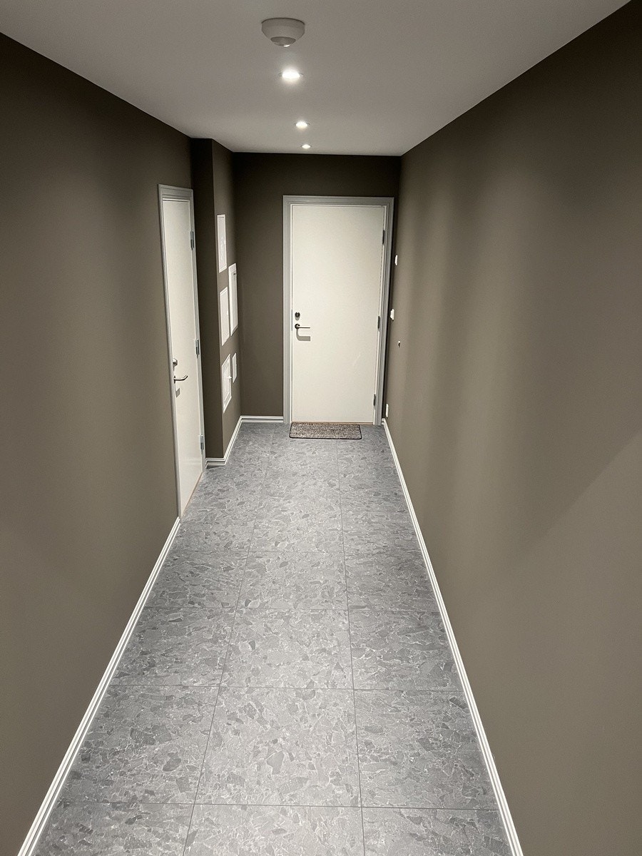 Felles gang. Inngang til leilighet 1 til venstre, og leilighet 2 rett frem. Galleribilde