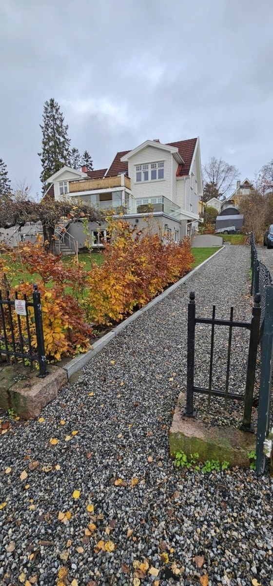 Det er egen gangsti til separat inngang for 2 hybelleiligheter. Galleribilde