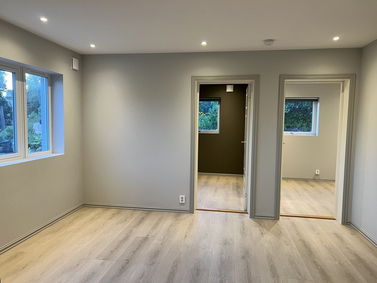 Stue med inngang til 2 soverom. Det er ekstra lydisolasjon med dobbel gips på begge sider av veggen mellom soverommene. Galleribilde