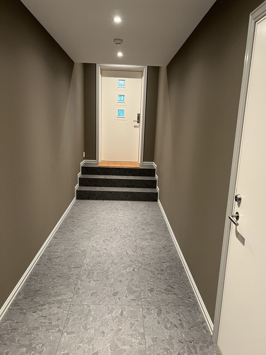 Felles gang for begge leilighetene med bevegelsesstyrte downlights. Galleribilde