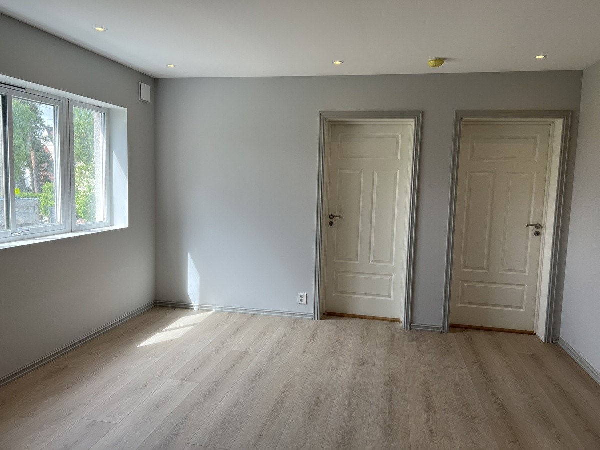 Stue med inngang til 2 soverom. Det er ekstra lydisolasjon med dobbel gips på begge sider av veggen mellom soverommene. Galleribilde