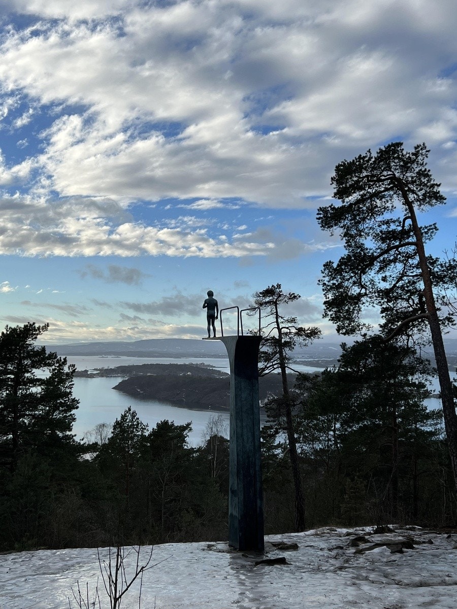 Nærområdet: 20 min. å gå til Ekebergparken med alle sine flotte kunstverk. Her ser vi "Dilemma". Kombiner en tur i Ekebergparken med en bedre lunsj eller middag på Ekebergrestauranten. Det er en fin tur å gå dit eller bare tre stopp med trikken. Galleribilde