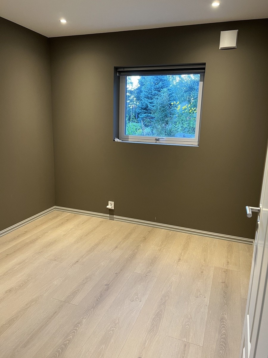 Soverom 2 (ca 9 m2) med plass til seng, garderobeskap/kommode og skrivebord. Galleribilde