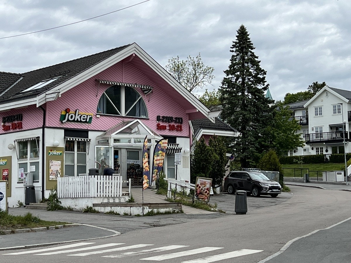 Nærområdet: 5 min. å gå til Joker på Holtet som også er søndagsåpen. Galleribilde