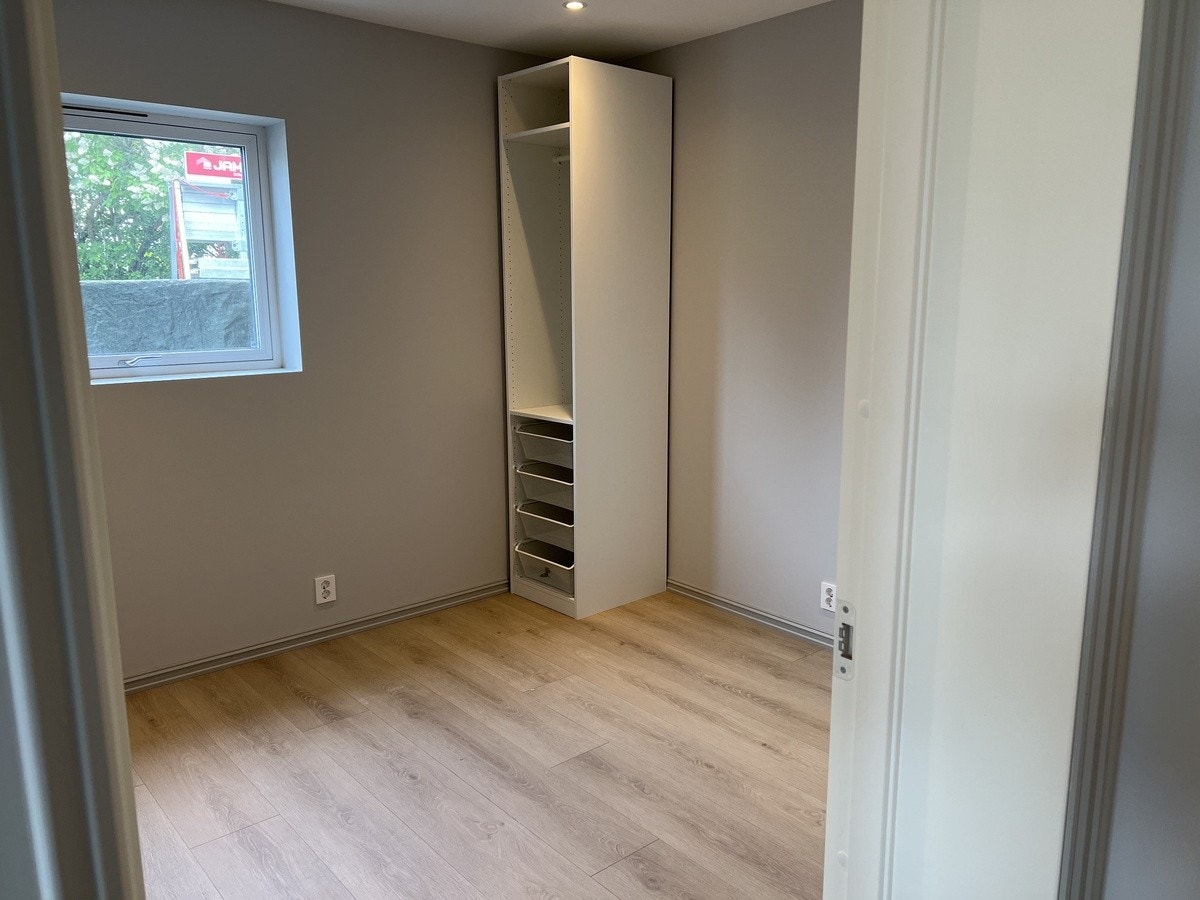 Soverom 1 (ca 9 m2) med to garderobeskap og plass til dobbeltseng. (Bildet er tatt før skapdører ble montert.) Galleribilde