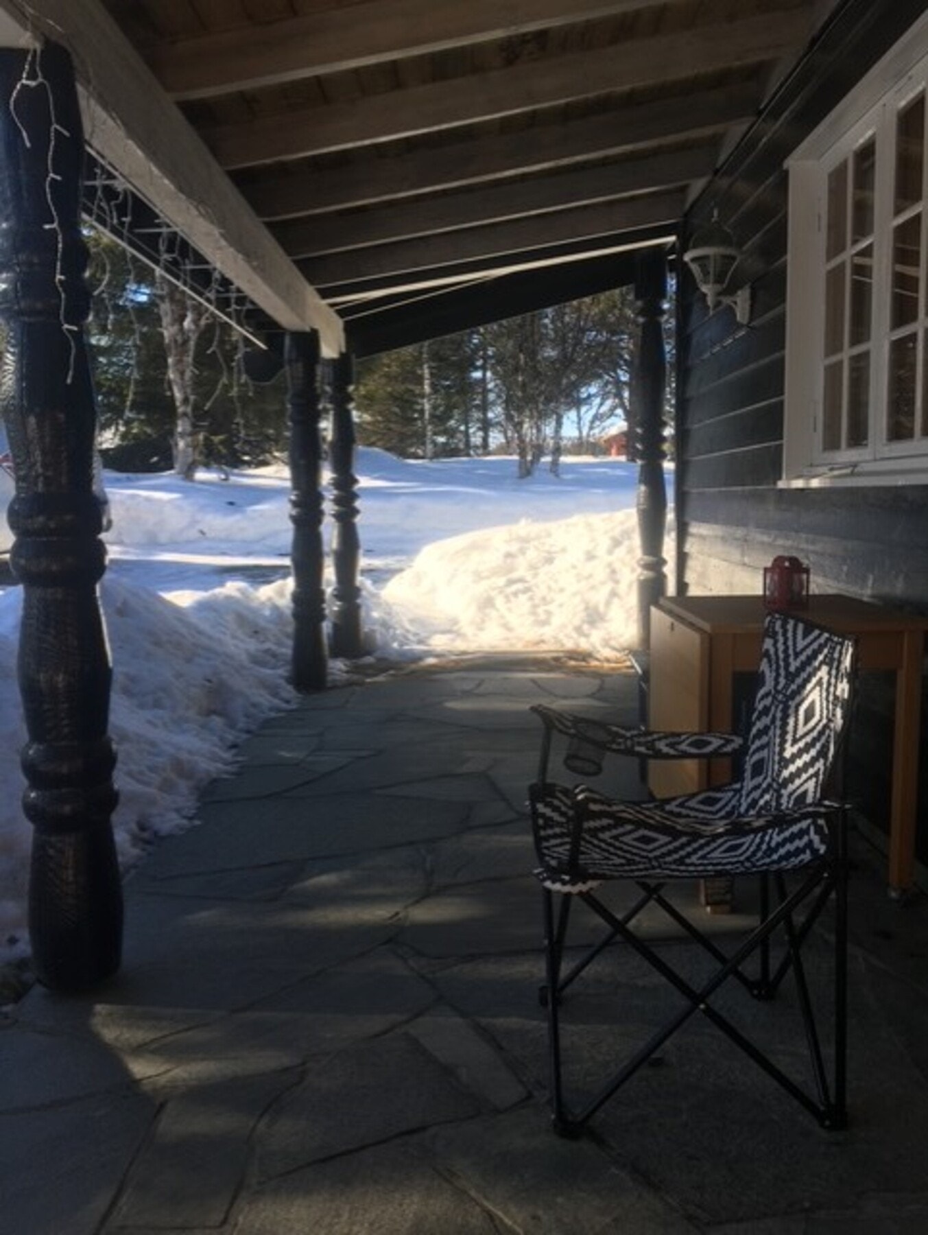 Takoverbygget inngangsparti med ladeanlegg for elbil. Galleribilde