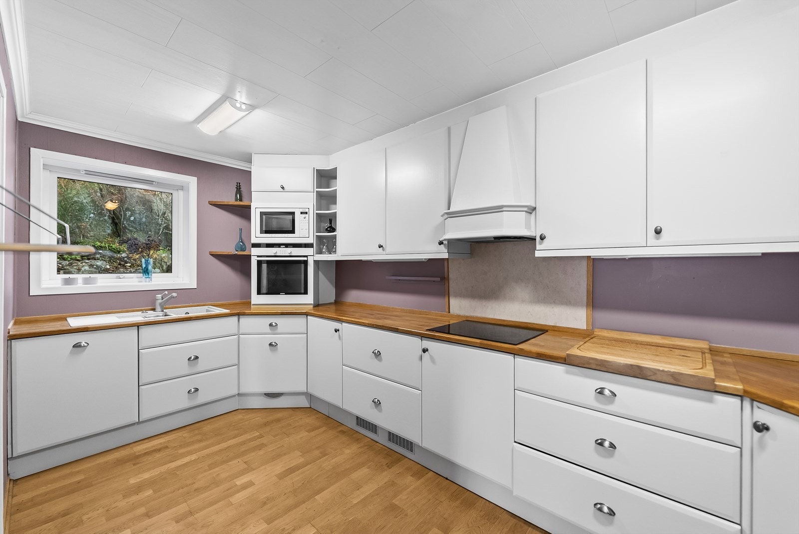 Pent og innholdsrikt kjøkken fra Hamran med integrerte hvitevarer. Galleribilde