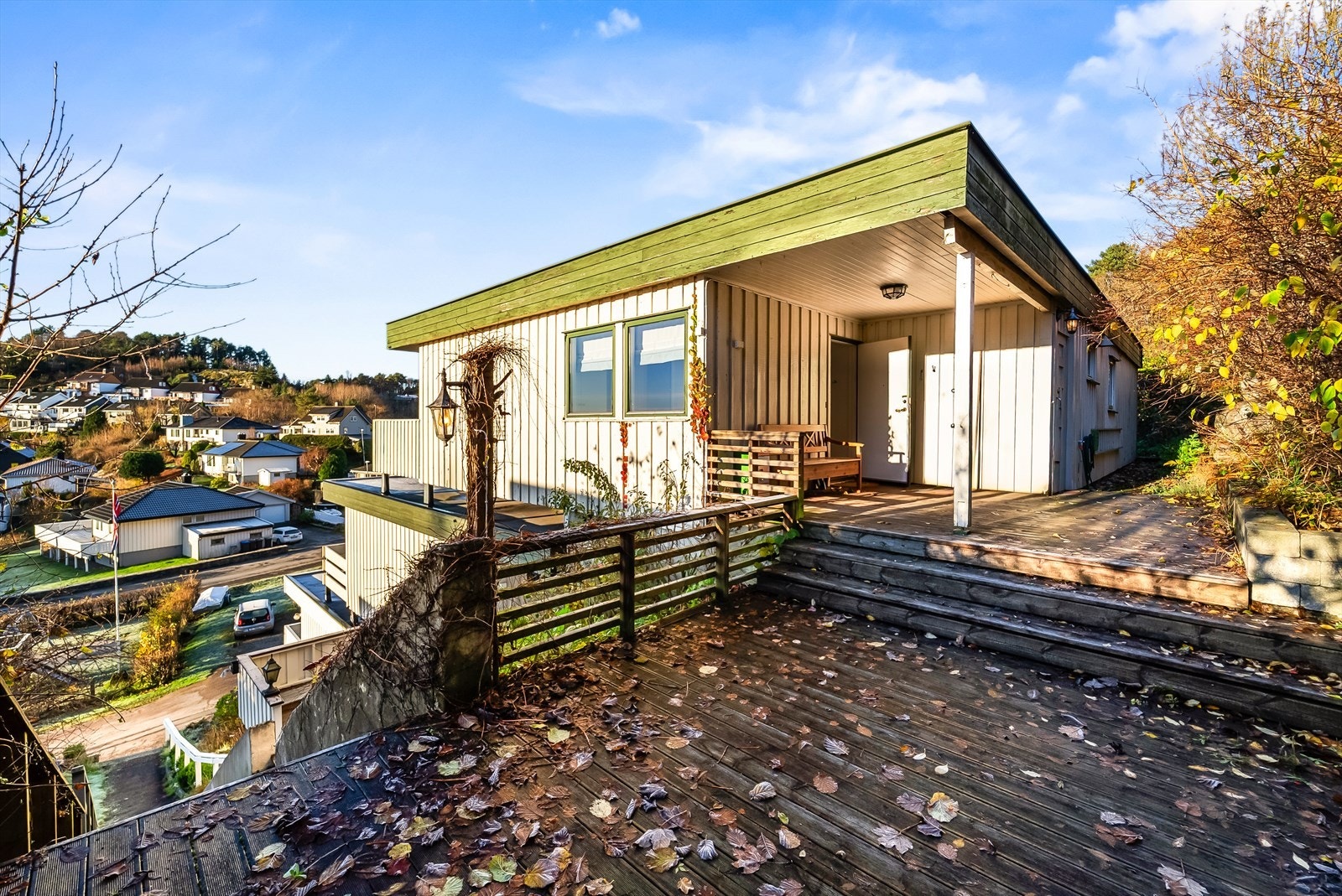 Stor terrasseflate på begge sider av boligen. Galleribilde