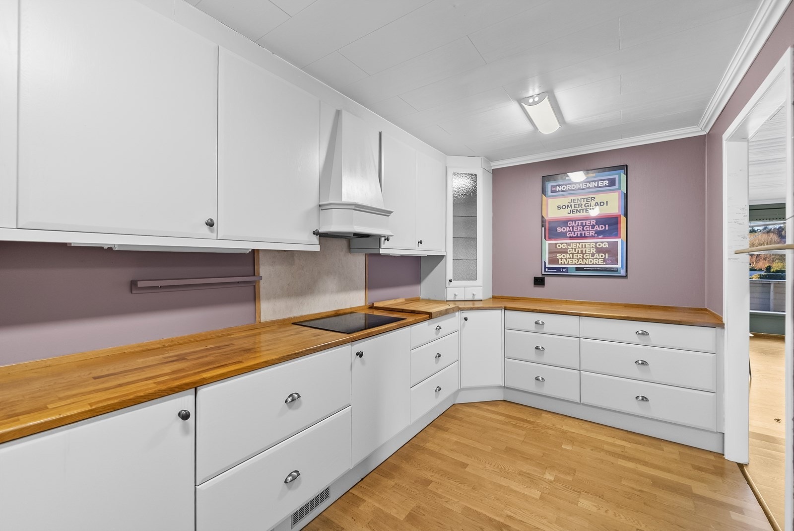 Kjøkkenet har en god planløsning med mye skap- og benkeplass. Galleribilde