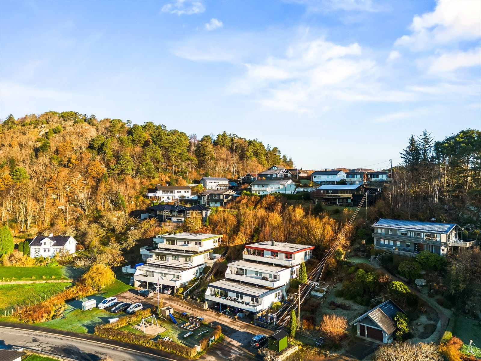Boligen ligger sentralt til med kort avstand til skole, barnehage og sentrum. Galleribilde