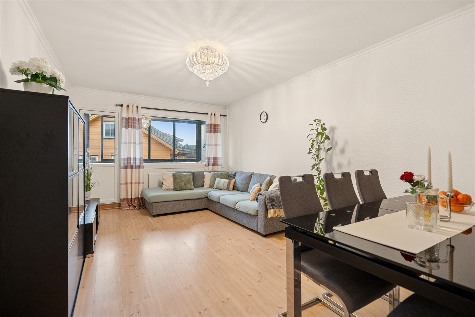 Stuen oppleves som innbydende og stor - et perfekt samlingspunkt for både hverdag og sosiale anledninger. Galleribilde