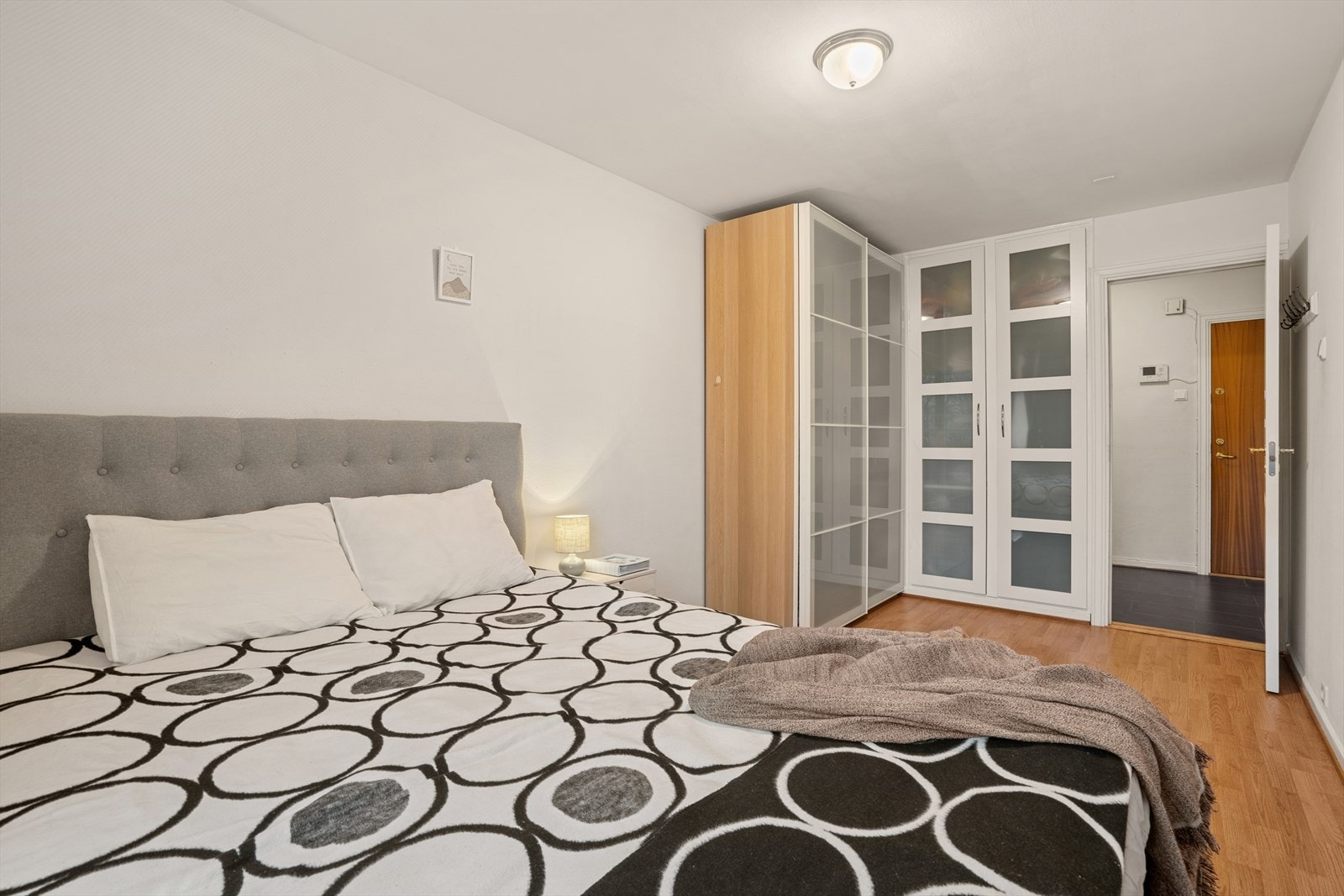 Garderobeskap medfølger kjøpet av leiligheten. Galleribilde