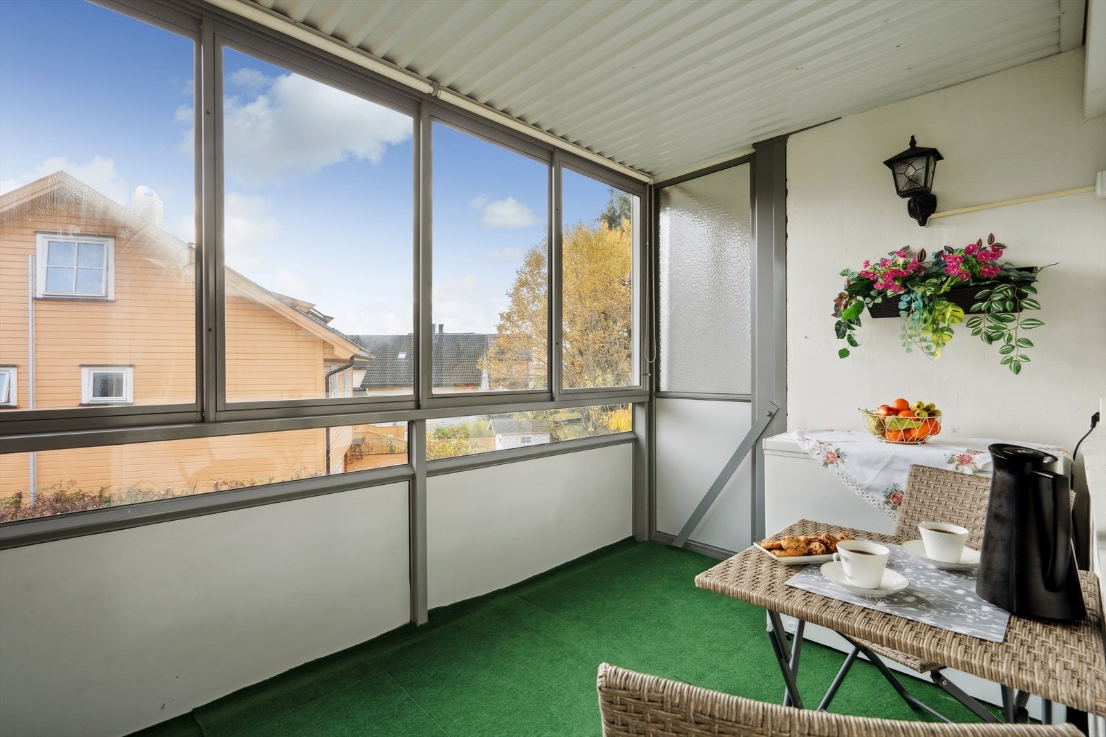 Fra stuen har du direkte adkomst til en sørvendt innglasset balkong på ca. 7 kvm med fine solforhold. Galleribilde