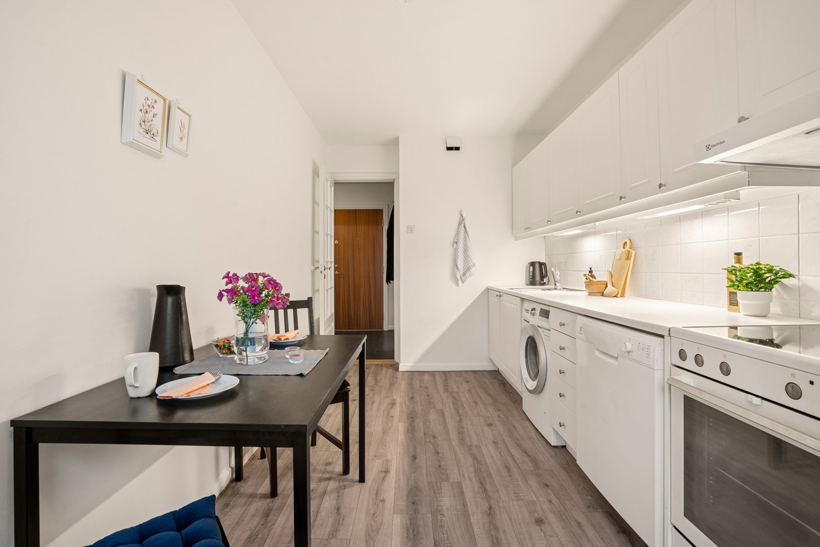 Kjøkkenet er stort med god plass til et spisebord for morgenfrokosten. Galleribilde