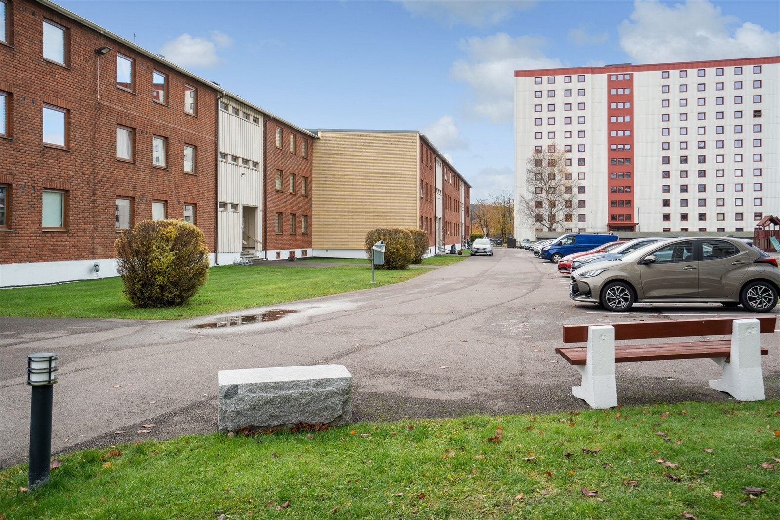 Bakkely borettslag har utleie av parkeringsplasser til kr 150,- pr mnd. Mulighet for å leie garasjeplass. Leiekostnaden på garasjeplass er kr. 350,- per måned. Galleribilde