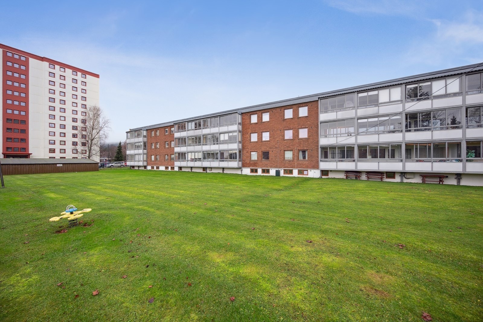 Borettslagets fellesområder er pent opparbeidet med beplantning, grønne plener og soner for lek og opphold. Galleribilde