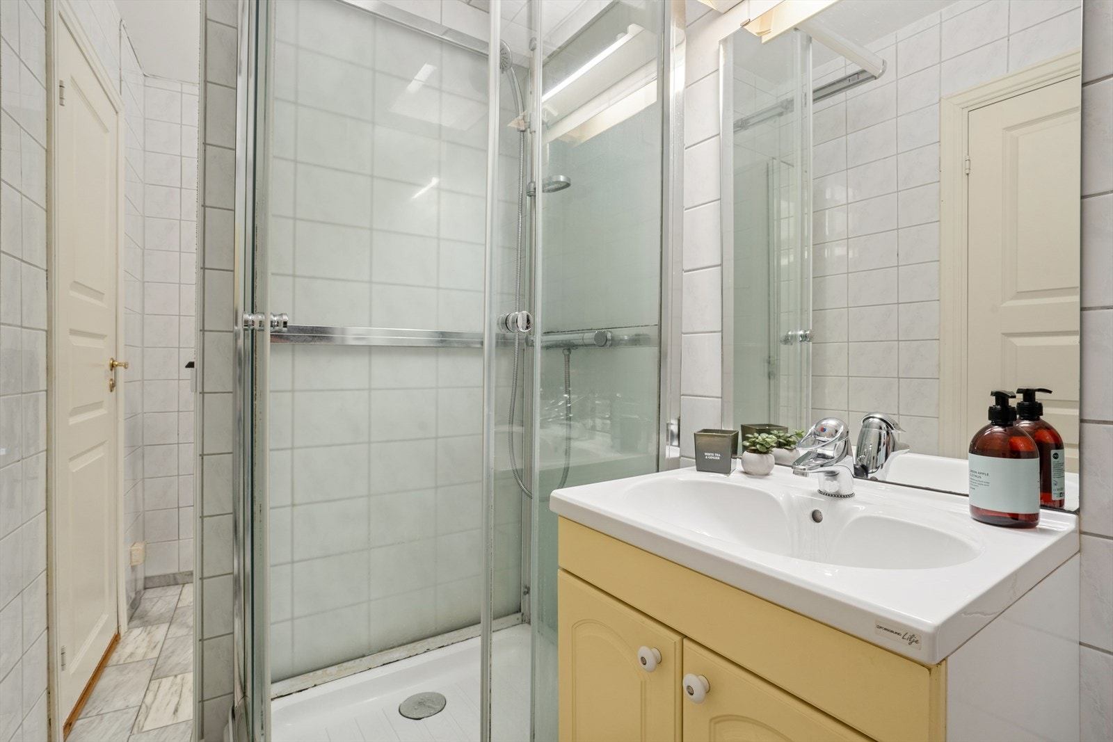 Badet har himling med malte plater, flislagte vegger og flislagt gulv med elektrisk gulvvarme. Galleribilde