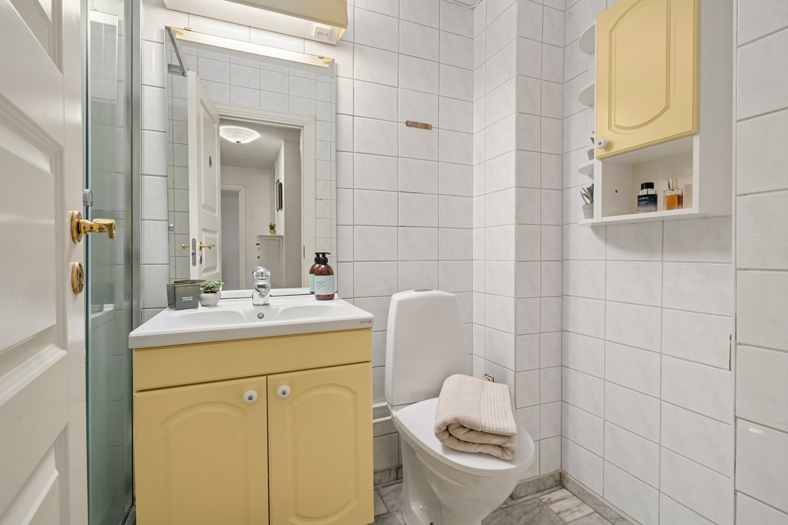 Rommet er innredet med dusjkabinett, servant med underskap, speil over servant og toalett. Toalettet ble satt inn i 2021. Galleribilde