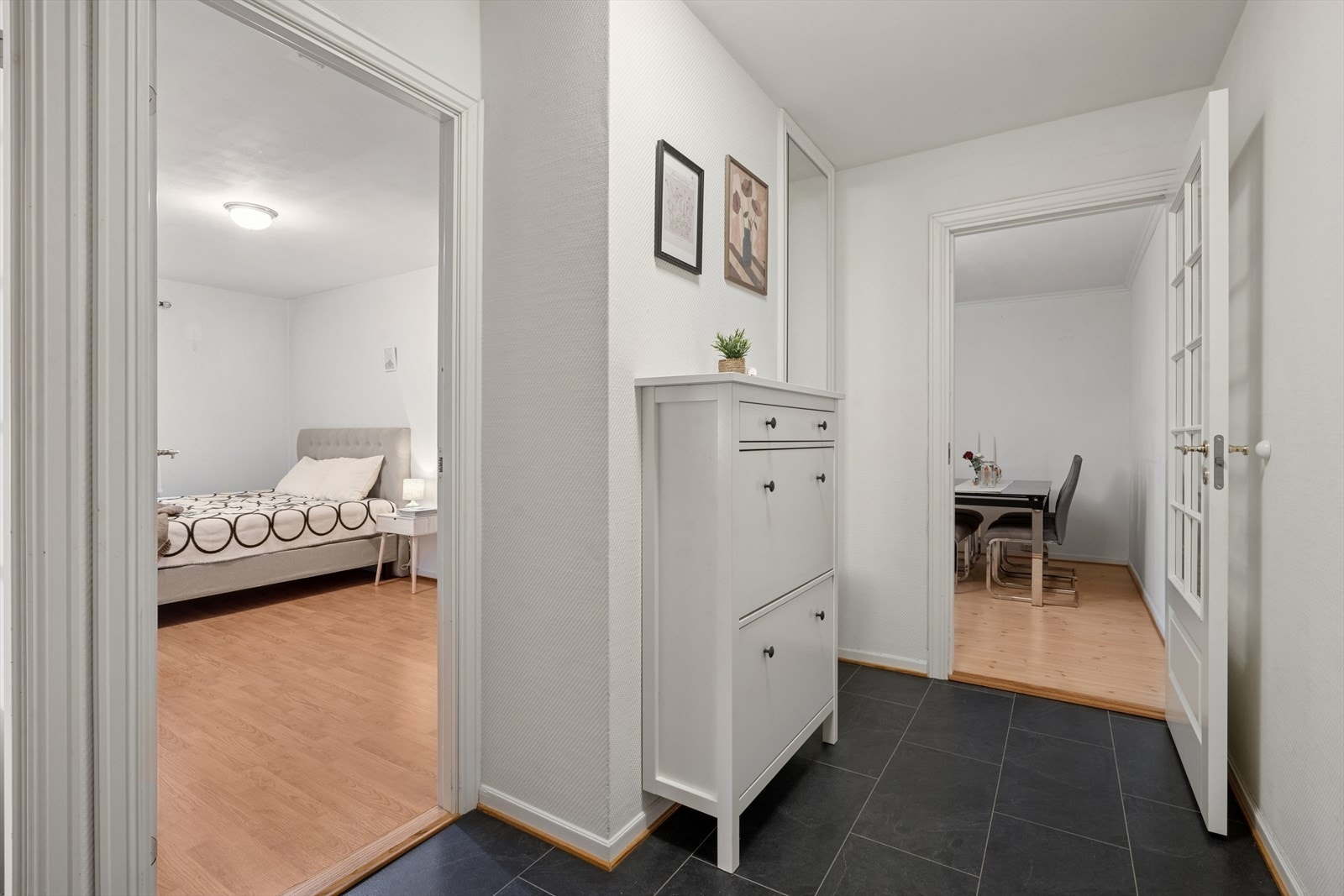 Flislagt gulv i entréen med direkte tilgang til alle rom i leiligheten. Galleribilde